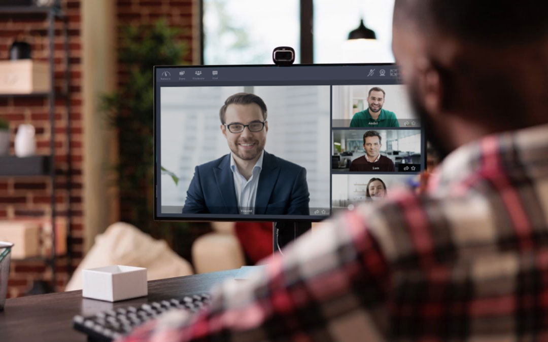 Cámara web, auriculares, micrófono… ¿Qué equipo se necesita para una videoconferencia eficaz?