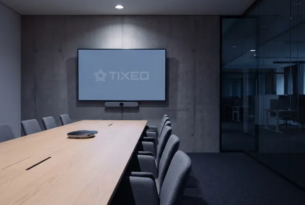 Sala de reuniones equipada con un sistema de videoconferencia